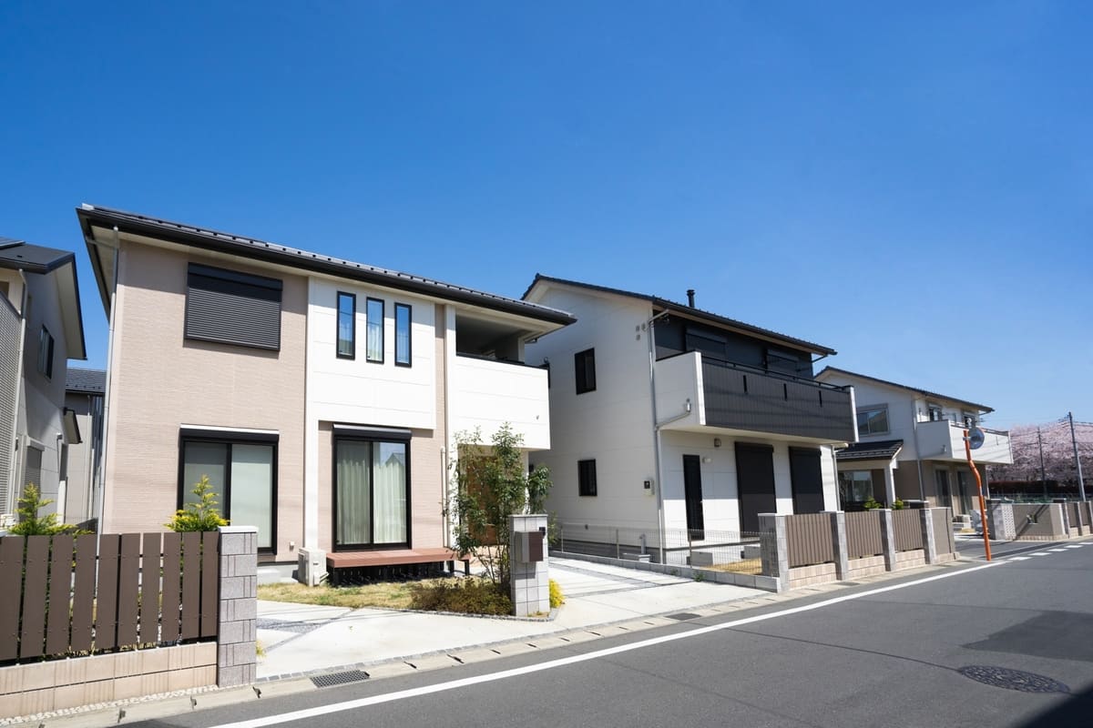 青い空と立派な一戸建ての住居写真