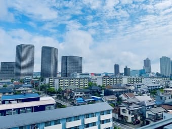 青空とビルが立ち並ぶ街並みの写真