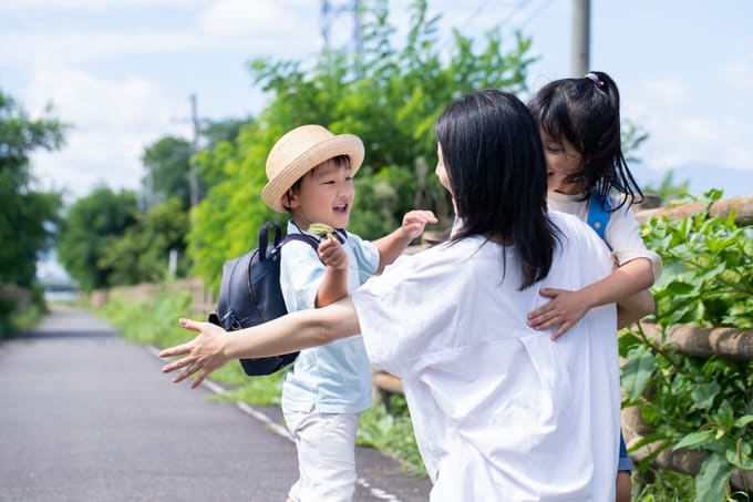 子連れの家族の写真