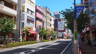 様々な店が立ち並ぶ街並み