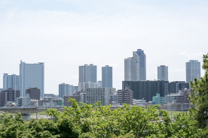 ビルが立ち並ぶ街並み