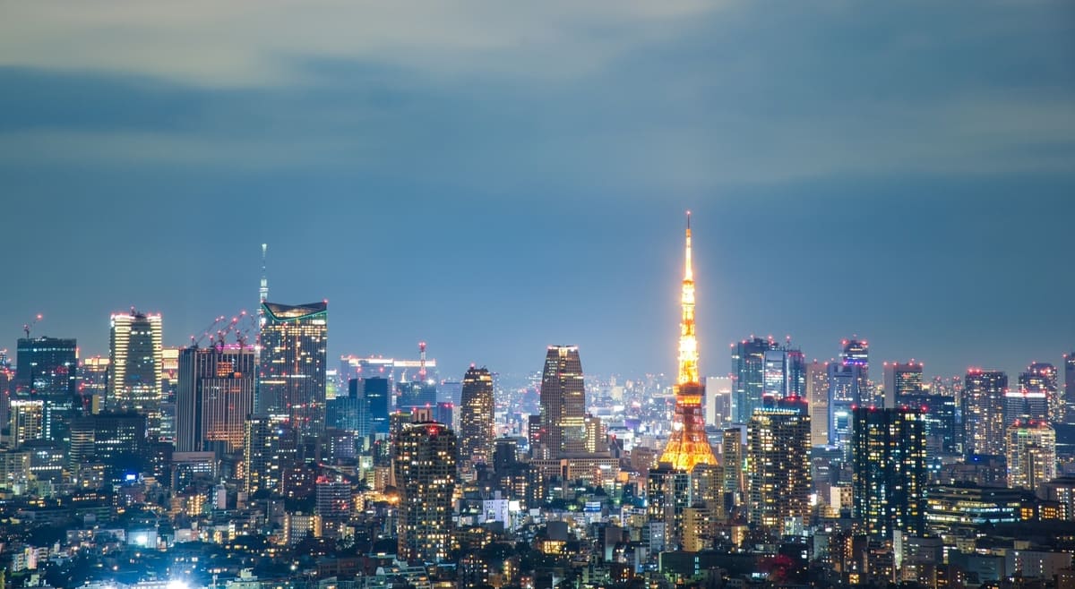 夜の東京の街並み